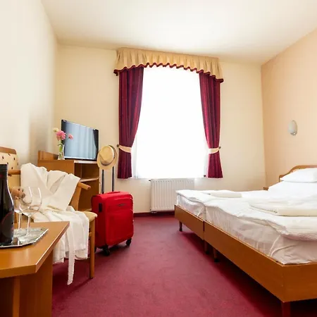 Imperial Gyogyszallo Es Gyogyfurdo 2* 키슈쾨뢰시