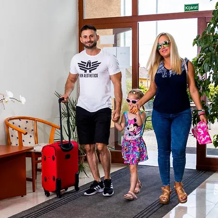 Imperial Gyogyszallo Es Gyogyfurdo 키슈쾨뢰시